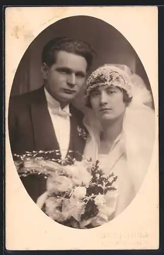 Foto-AK Braut im weissen Kleid mit Bouquet neben ihrem Bräutigam im Anzug, Hochzeit, Brustbild