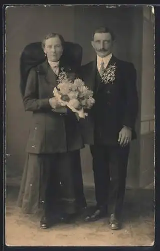 Foto-AK Hochzeitspaar ganz in schwarz gekleidet