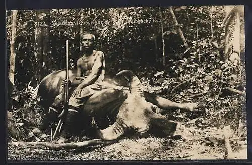 AK Jäger mit Gewehr auf einem Gaur sitzend