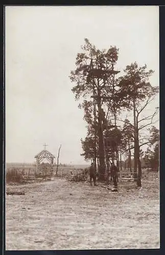 Foto-AK Adamowka /Wolhynien, Soldaten vor dem Eingang zum Ehrenfriedhof, November 1916