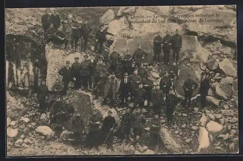 AK Loncin, Fort de Loncin, Groupe de rescapes entourant le Commandant du fort dans les ruines de l`ouvrage