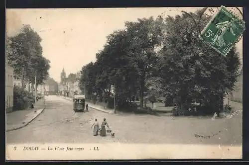 AK Douai, La Place Jemmapes, Strassenbahn