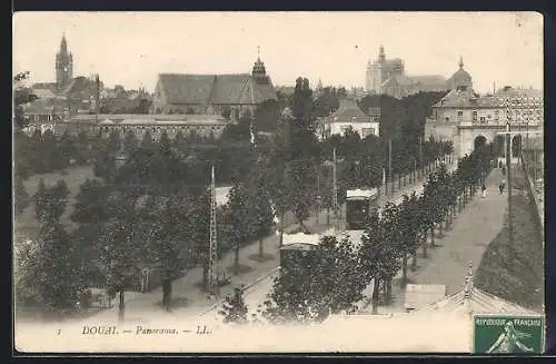 AK Douai, Panoramablick mit Strassenbahnen