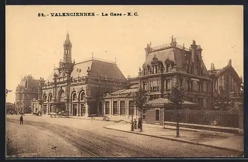 AK Valenciennes, La Gare, Strasse am Bahnhof