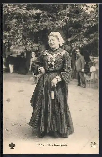 AK Dame aus der Auvergne in Tracht