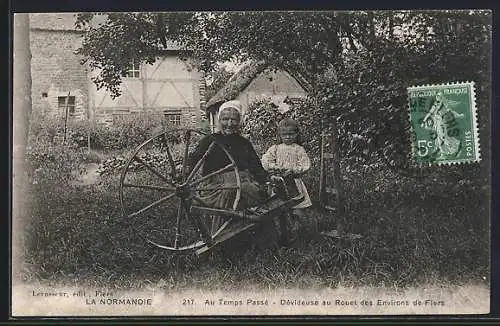 AK Fiers /Normandie, Ältere Frau am Spinnrad mit Mädchen