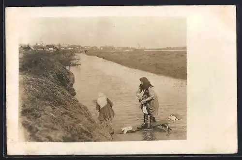 AK Waschfrauen bei der Arbeit am Fluss