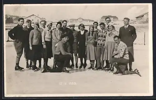 Foto-AK Eine Gruppe von jungen Erwachsenen beim Schlittschuhlaufen