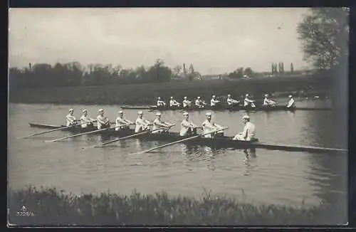 AK Zwei Achtsitzer auf dem Fluss, rudern