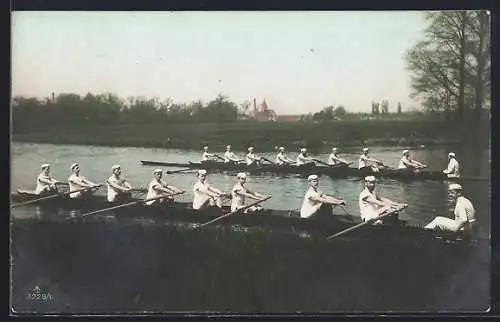 AK Zwei Achtsitzer auf dem Fluss, rudern