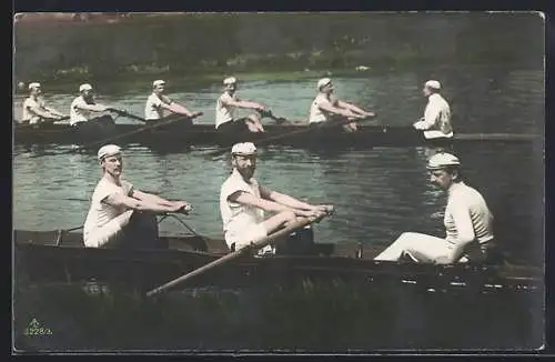 AK Zwei Sport-Rudermannschaften auf dem Wasser