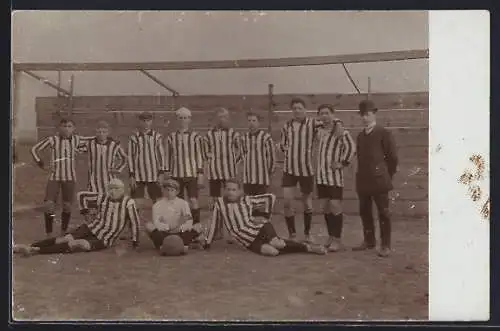 Foto-AK Fussballmannschaft vor dem Tor