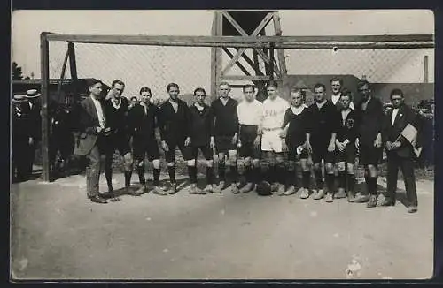 Foto-AK Fussballmannschaft in schwarzen Trikots