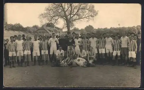 Foto-AK Mitgleider des Fussballvereins auf dem Feld