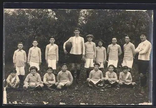 Foto-AK Juniorenfussballmannschaft mit zwei Trainern