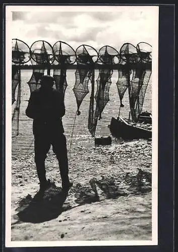 Foto-AK Fischer am Strand vor seinen Reusen