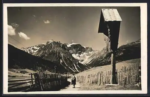 AK Obernberg am Brenner, Wanderweg mit Flurkreuz