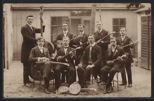 Foto-AK Prag, Orchester mit Gitarre, Kontrabass und weiteren Saiteninstrumenten, 1913