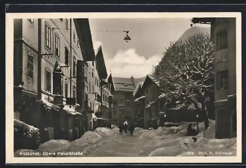 AK Kitzbühel, Obere Hauptstrasse mit Passanten im Schnee