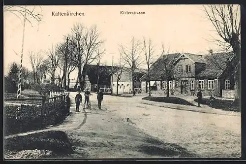 AK Kaltenkirchen, Kinder mit einem Fahrrad in der Kielerstrasse