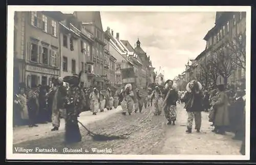 AK Villingen / Baden, Fastnachts-Umzug vor dem Restaurant Bierbrauerei zur Fortuna