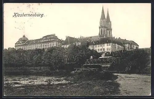 AK Klosterneuburg, Kloster mit Brücke vom Wasser aus