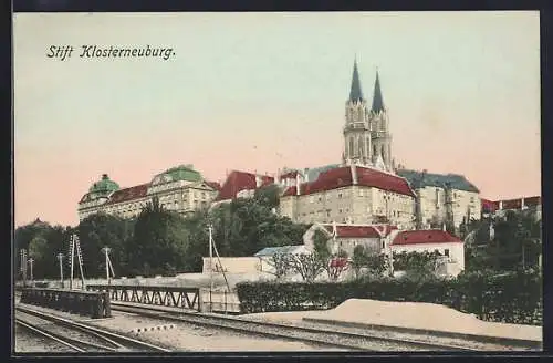 AK Klosterneuburg, Stift, Panorama von den Bahnschienen aus