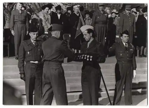 2 Fotografien Militärparade, Französischer Offizier verleiht Orden an Alliierte Soldaten