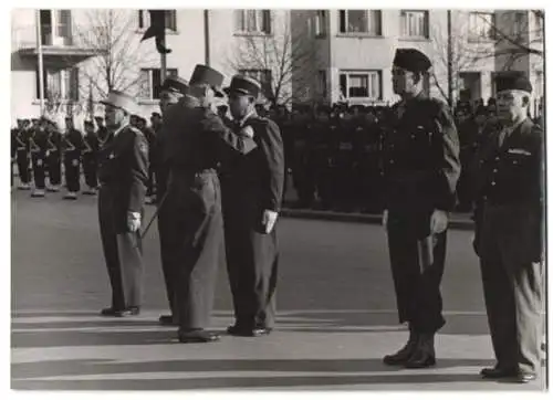 2 Fotografien Militärparade, Französischer Offizier verleiht Orden an Alliierte Soldaten