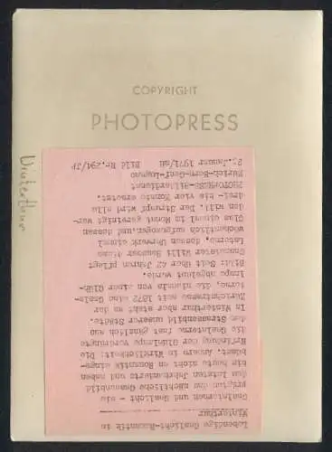 Fotografie Photopress, Ansicht Winterthur, Gasmeister Willi Heusser bei der Wartung einer Gaslaterne