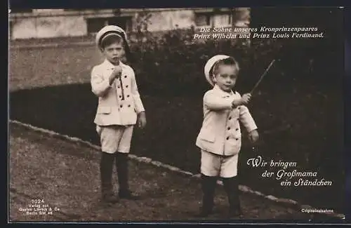 AK Prinz Wilhelm und Prinz Louis Ferdinand in jungen Jahren in Matrosenkleidung bringen der Grossmama ein Ständchen