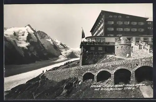 AK Kaiser-Franz-Josef-Haus, Ansicht mit Grossglockner, Leute blicken auf den Gletscher