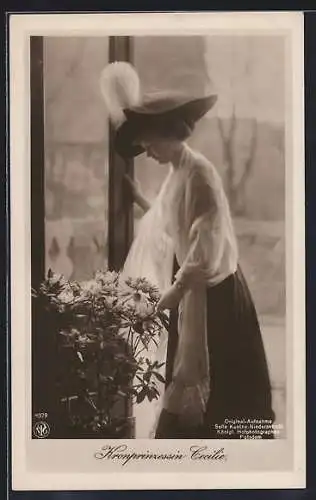 AK Kronprinzessin Cecilie mit Zimmerpflanze an einem Fenster