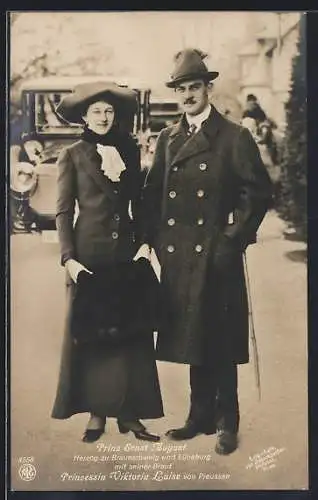 AK Prinz Ernst August Herzog von Braunschweig mit seiner Braut beim Spaziergang