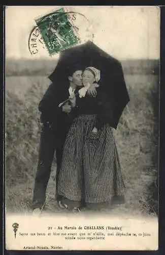 AK Challans /Vendée, Paar mit einem Schirm, Pays de la Loire