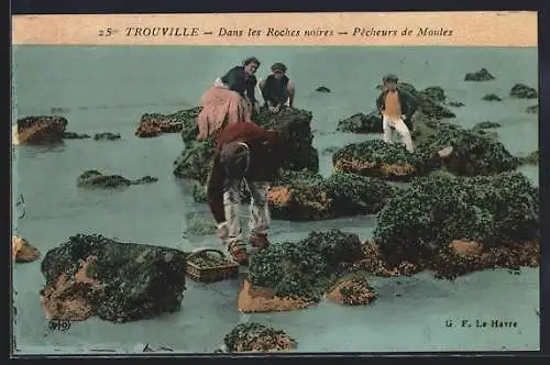 AK Trouville, Dans les Roches noires, Pêcheurs de Moules