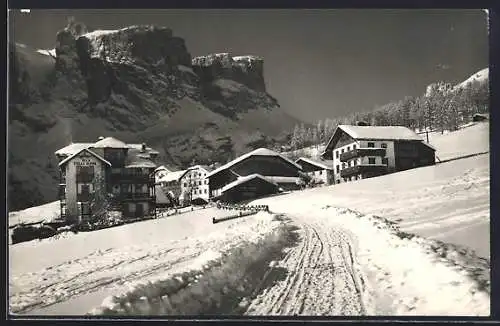 AK Colfosco /Val Badia, Ortsansicht mit Sellagruppe im Winter