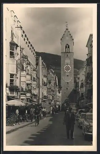 Foto-AK Sterzing, Strassenpartie mit Torturm, 1956