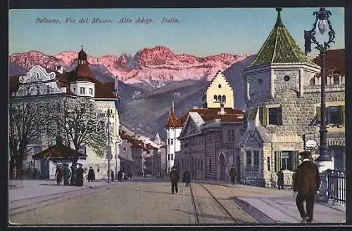 AK Bozen, Museumstrasse mit Passanten