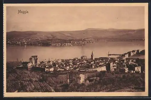 AK Muggia, Panoramablick auf Ort und See