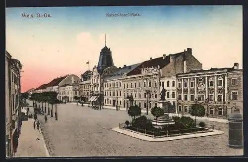 AK Wels, Kaiser-Josef-Platz mit Geschäft und Denkmal