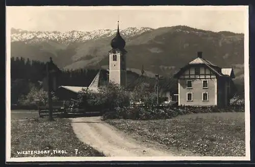 AK Westendorf /Tirol, Ortsansicht gegen die Berge