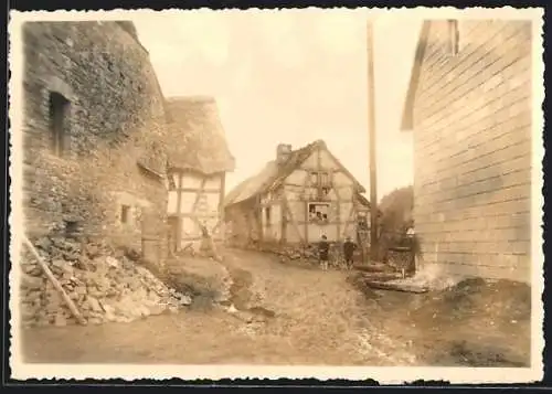 AK Demerath /Daun-Eifel, Strassenpartie mit alten Wohnstätten