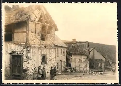 Foto-AK Demerath /Daun-Eifel, Kinder vor einer alten Wohnstätte