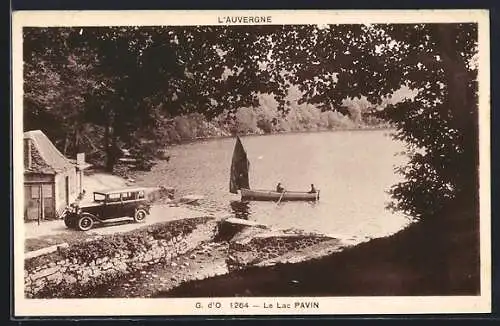 AK Lac Pavin, Voiture et barque à voile sur le lac en Auvergne