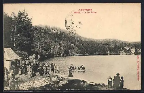 AK Besse, Le Lac Pavin avec des promeneurs au bord du lac