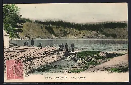 AK Auvergne, Le Lac Pavin avec des hommes près de l`eau