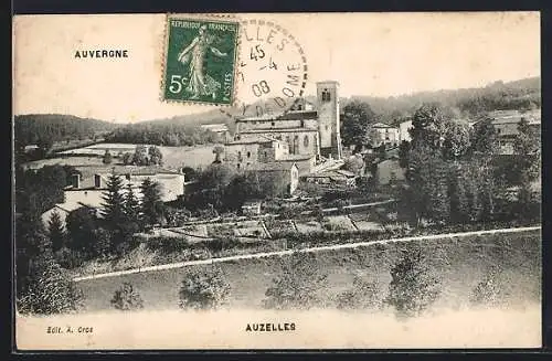 AK Auzelles, Vue sur le village et l`église en Auvergne