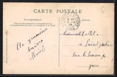 AK Auzelles, Vue sur le village et l`église en Auvergne