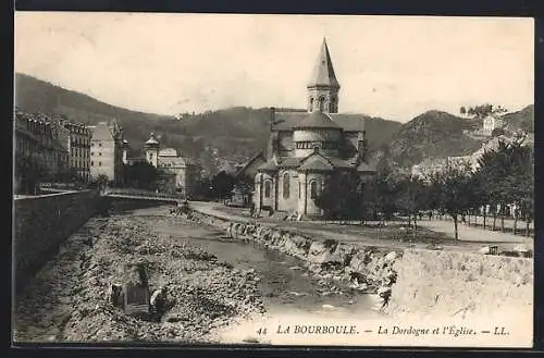 AK La Bourboule, La Dordogne et l`Église